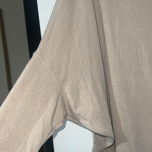 Super Soft Lightweight Top - Picture 2 of 4